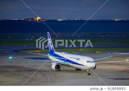 羽田空港の風景　プッシュバックする飛行機・全日空 ボーイング767 91808893