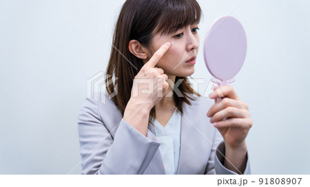 肌のコンディションが気になる女性 91808907