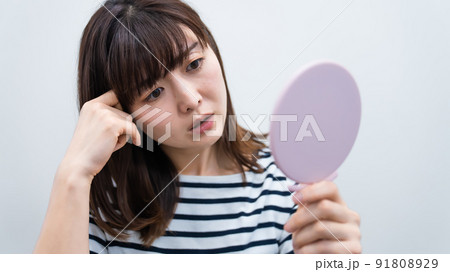 肌のコンディションが気になる女性 91808929