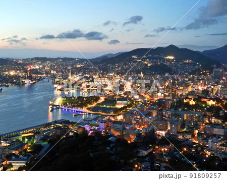 鍋冠山展望台の上空から長崎港湾の夜景空撮 91809257