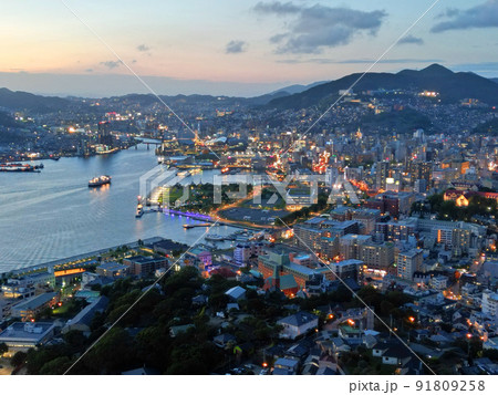 鍋冠山展望台の上空から長崎港の夕景空撮 鍋冠山展望台の上空から長崎港の夕景空撮 91809258