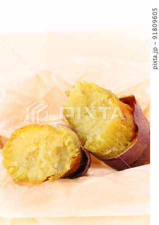 焼き芋　べにゆうか　紅優甘　紅はるか　2つに割ったところ 91809605