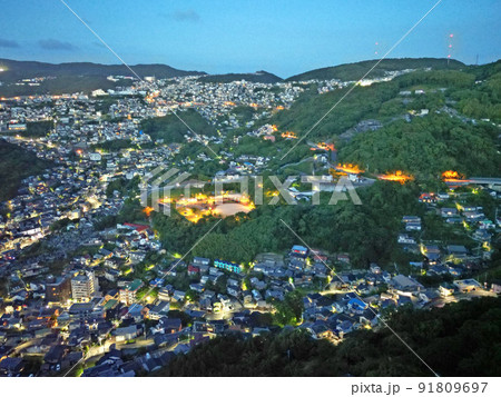 鍋冠山展望台の上空から長崎市街地の夜景空撮 鍋冠山展望台の上空から長崎市街地の夜景空撮 91809697