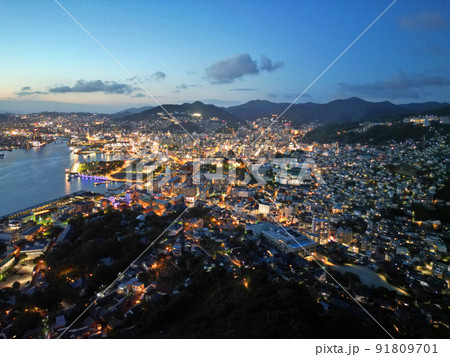 鍋冠山展望台の上空から長崎港の夜景空撮 91809701