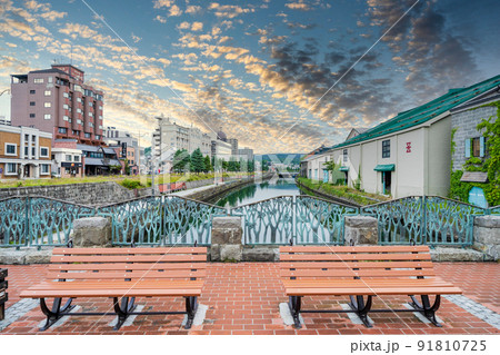 「北海道」夕焼け空と小樽運河 91810725