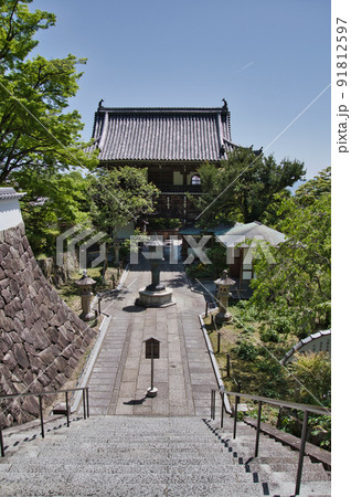 善峯寺の山門と参道　　京都　日本　 91812597