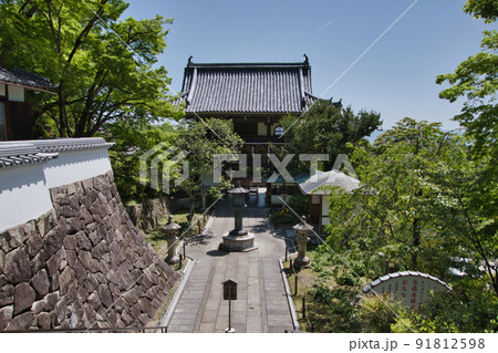 善峯寺の山門と参道　　京都　日本　 91812598