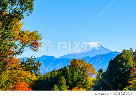 南アルプス市から望む秋の富士山 91812617