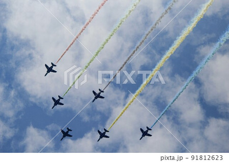 カラースモークをあげる戦闘機1 91812623