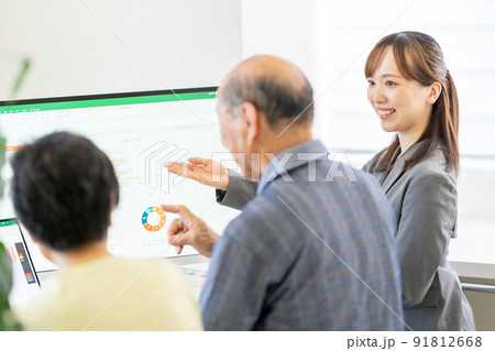 営業　相談　説明　老夫婦　相続　資産運用　終活　遺品　遺留分　生前贈与　接客　円グラフ 91812668