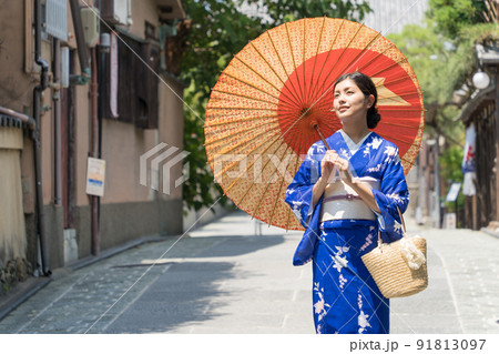 京都の街を歩く着物の女性 91813097