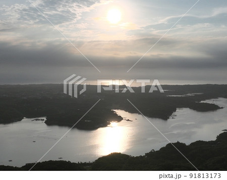 三重県英虞湾の朝焼けの風景を桐垣展望台より空撮 91813173
