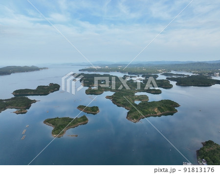 三重県英虞湾の朝焼けの風景を桐垣展望台より空撮 91813176