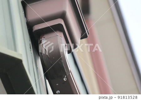雨樋の集水器から水漏れしているイメージ 雨樋の集水器から水漏れしているイメージ 91813528