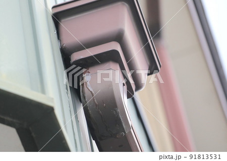 雨樋の集水器から水漏れしているイメージ 91813531