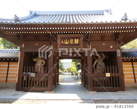 香川県にてお寺の門の写真素材 [91813560] - PIXTA