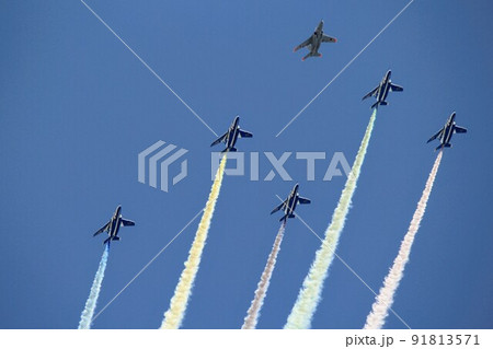 カラースモークをあげる戦闘機4 91813571