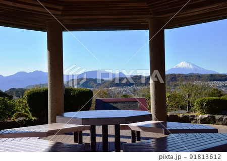 神奈川県立大磯城山公園　旧三井別邸地区展望台と富士山眺望 91813612