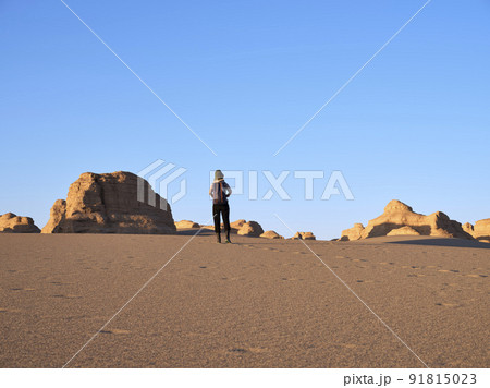 rear view of asian woman female tourist walking in national geological park near dunhuang, gansu province, china 91815023