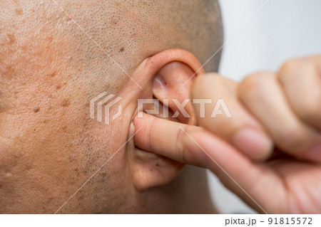 耳を塞ぐ男性 91815572