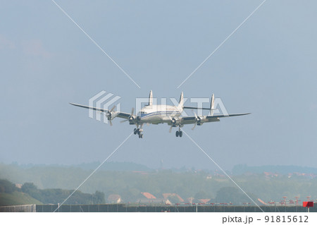 ロッキードL-1049Gスーパーコンステレーション着陸 91815612