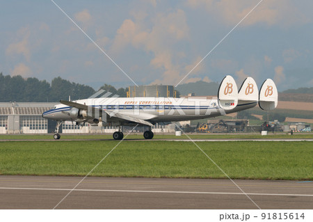 ロッキードL-1049Gスーパーコンステレーション着陸 91815614