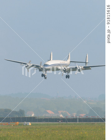 ロッキードL-1049Gスーパーコンステレーション着陸 91815616