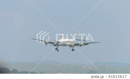 ロッキードL-1049Gスーパーコンステレーション着陸 91815617