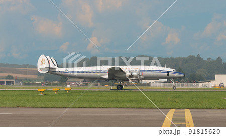 ロッキードL-1049Gスーパーコンステレーションのタキシング 91815620