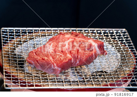 七輪（備長炭）で焼く「ステーキ」　オーストラリア産牛肉肩ロースポンドステーキ 91816917