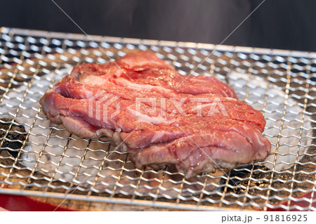 七輪(備長炭)で焼く「ステーキ」 オーストラリア産牛肉肩ロースポンドステーキ 七輪(備長炭)で焼く「ステーキ」 オーストラリア産牛肉肩ロースポンドステーキ 91816925