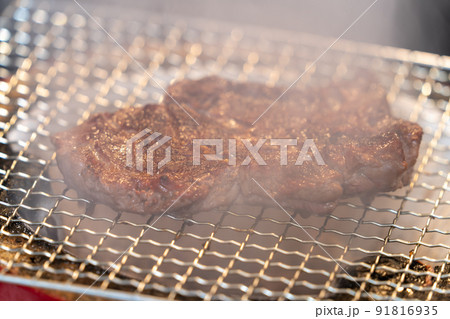 七輪(備長炭)で焼く「ステーキ」 オーストラリア産牛肉肩ロースポンドステーキ 七輪(備長炭)で焼く「ステーキ」 オーストラリア産牛肉肩ロースポンドステーキ 91816935