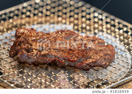 七輪（備長炭）で焼く「ステーキ」　オーストラリア産牛肉肩ロースポンドステーキ 91816939