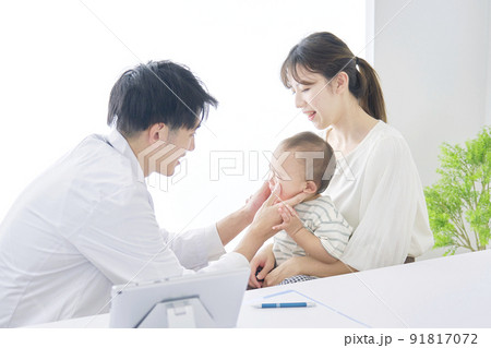 赤ちゃんを診察する医者 赤ちゃんを診察する医者 91817072
