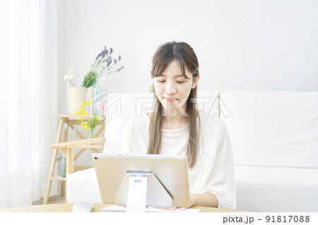 リビングでタブレットを使う女性 91817088