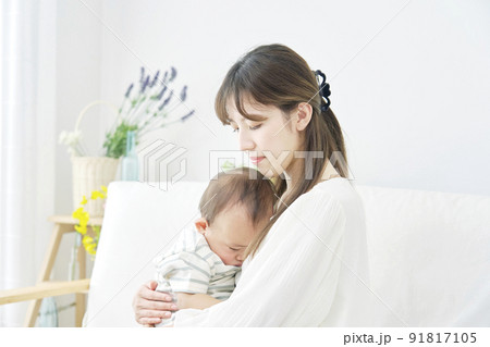 母親に抱っこされて昼寝する赤ちゃん 母親に抱っこされて昼寝する赤ちゃん 91817105
