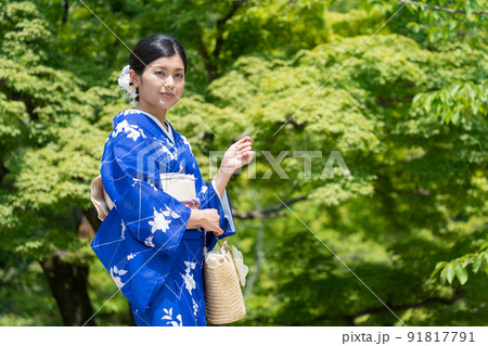 日本庭園を歩く着物の女性 91817791