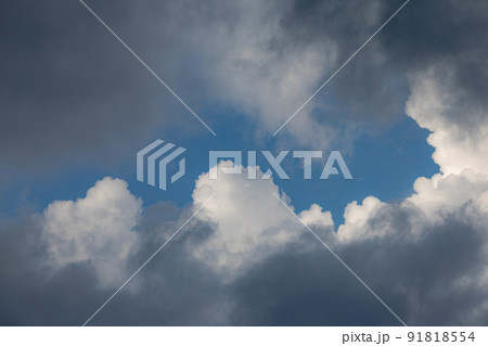 初夏の空に湧く入道雲 91818554