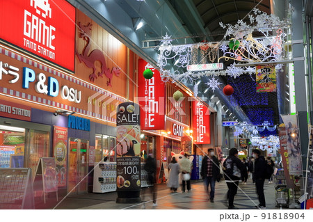 多くの人で賑わう商店街の通り（大須商店街　名古屋市 中区） 91818904