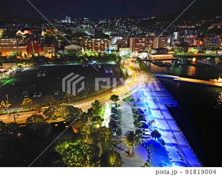 長崎市の水辺の森公園の浜辺から夜景空撮 91819004
