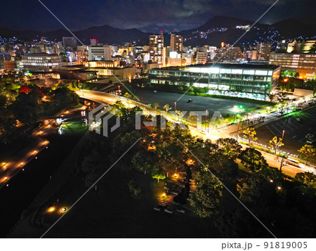 長崎市の水辺の森公園の浜辺から夜景空撮 91819005