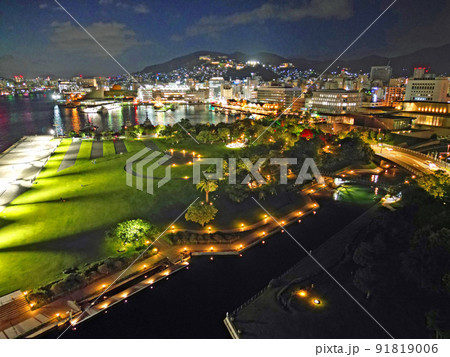 長崎市の水辺の森公園の浜辺から夜景空撮 91819006