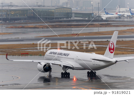 雨の羽田空港・タキシングする飛行機・日本航空 A350 雨の羽田空港・タキシングする飛行機・日本航空 A350 91819021
