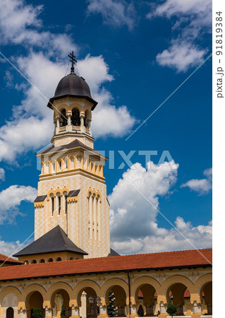 ルーマニア トランシルヴァニア地方にある要塞都市アルバ・ユリアのルーマニア正教会聖堂と王の門の塔 ルーマニア トランシルヴァニア地方にある要塞都市アルバ・ユリアのルーマニア正教会聖堂と王の門の塔 91819384