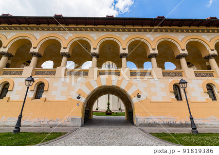 ルーマニア トランシルヴァニア地方にある要塞都市アルバ・ユリアの要塞内のルーマニア正教会聖堂のアーケ ルーマニア トランシルヴァニア地方にある要塞都市アルバ・ユリアの要塞内のルーマニア正教会聖堂のアーケ 91819386
