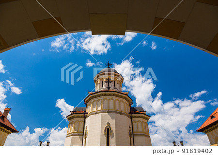 ルーマニア トランシルヴァニア地方にある要塞都市アルバ・ユリアの要塞内のルーマニア正教会聖堂 ルーマニア トランシルヴァニア地方にある要塞都市アルバ・ユリアの要塞内のルーマニア正教会聖堂 91819402