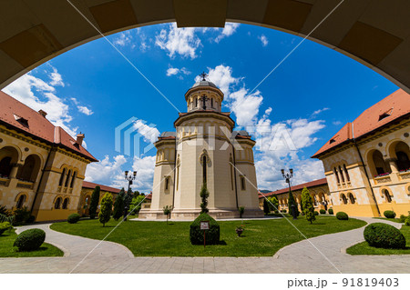 ルーマニア　トランシルヴァニア地方にある要塞都市アルバ・ユリアの要塞内のルーマニア正教会聖堂 91819403