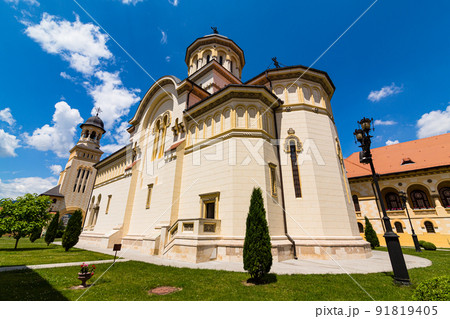 ルーマニア　トランシルヴァニア地方にある要塞都市アルバ・ユリアのルーマニア正教会聖堂と王の門の塔. 91819405