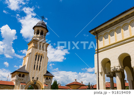 ルーマニア トランシルヴァニア地方にある要塞都市アルバ・ユリアのルーマニア正教会聖堂と王の門 ルーマニア トランシルヴァニア地方にある要塞都市アルバ・ユリアのルーマニア正教会聖堂と王の門 91819409