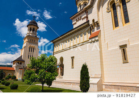 ルーマニア トランシルヴァニア地方にある要塞都市アルバ・ユリアのルーマニア正教会聖堂と王の門 ルーマニア トランシルヴァニア地方にある要塞都市アルバ・ユリアのルーマニア正教会聖堂と王の門 91819427